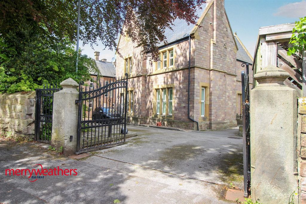 Property photo 1 of 11 Front