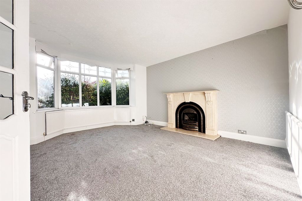 Property photo 2 of 18 Lounge