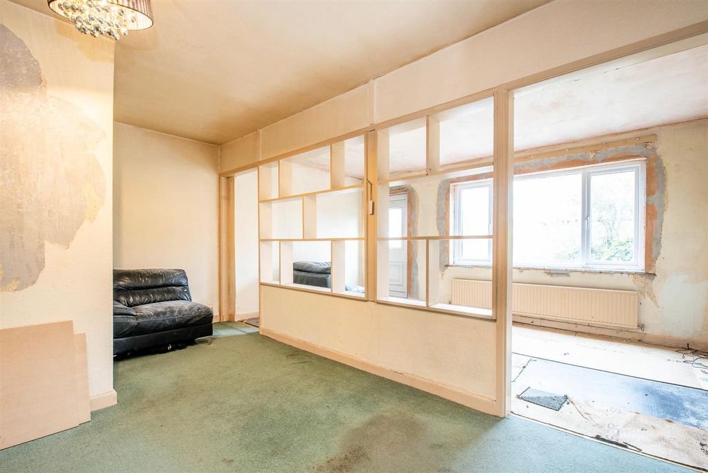 Property photo 3 of 19 Lounge