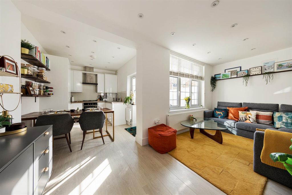 Property photo 2 of 22 Edward Avenue, E4