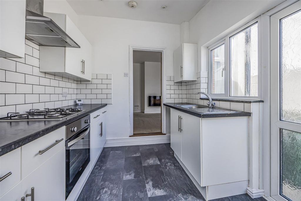 Property photo 2 of 19 119 Landguard Road, Southsea-Porticomarketing-Sold