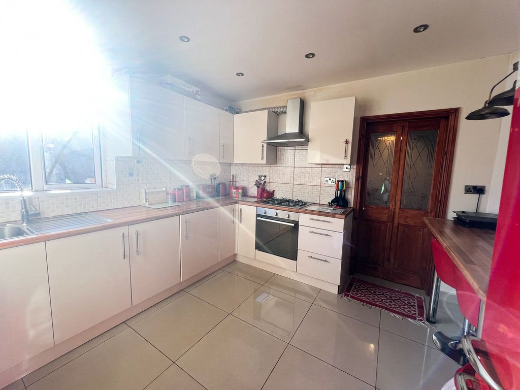 Property photo 3 of 16 Wednesbury Rd Rm3