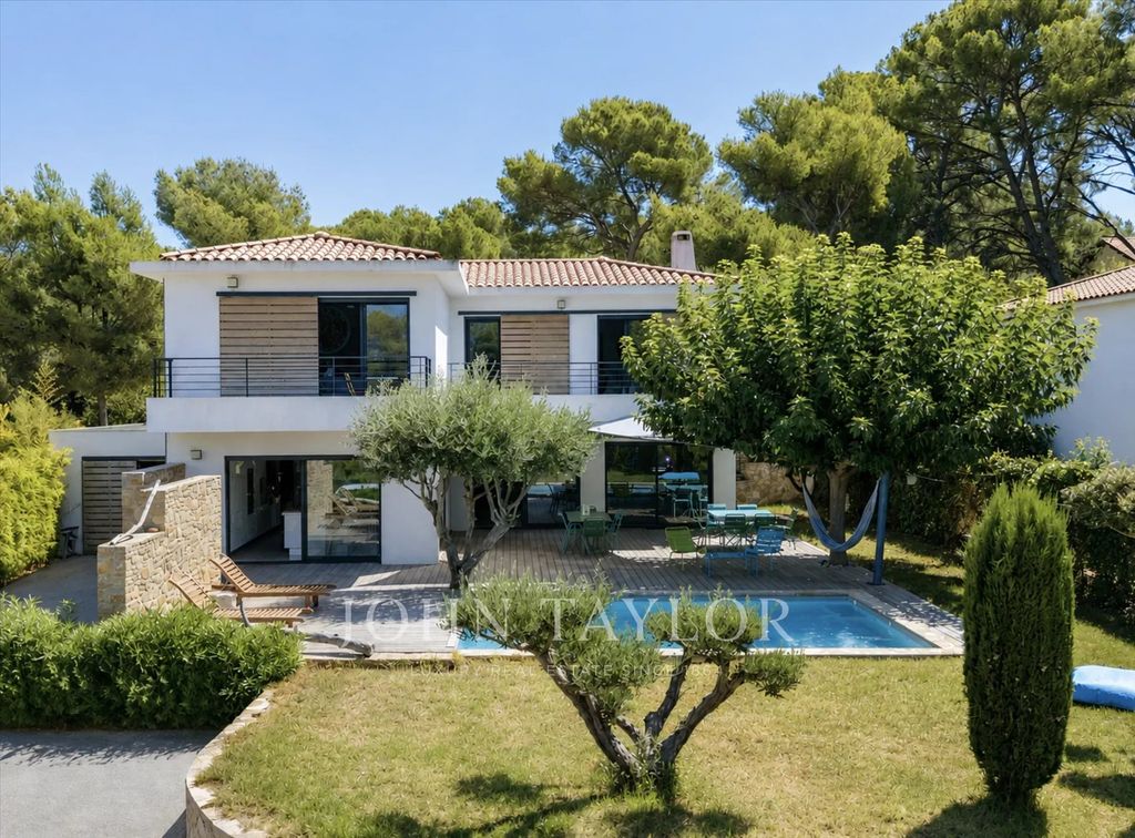 Property photo 1 of 17 Sanary-Sur-Mer – Contemporary Rt2012 Villa With Pool, Sea Glimpse And Walking Distance To The Beach