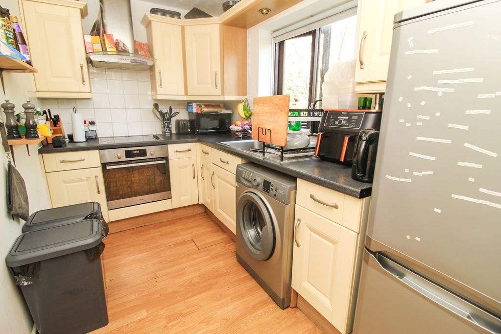 Property photo 2 of 7 Kitchen