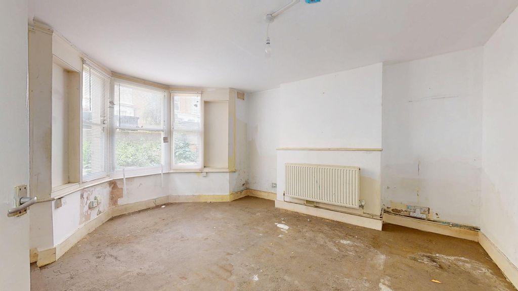 Property photo 2 of 16 Flat A, 41 Alvington Crescent, Hackney, London, E8 2Nn