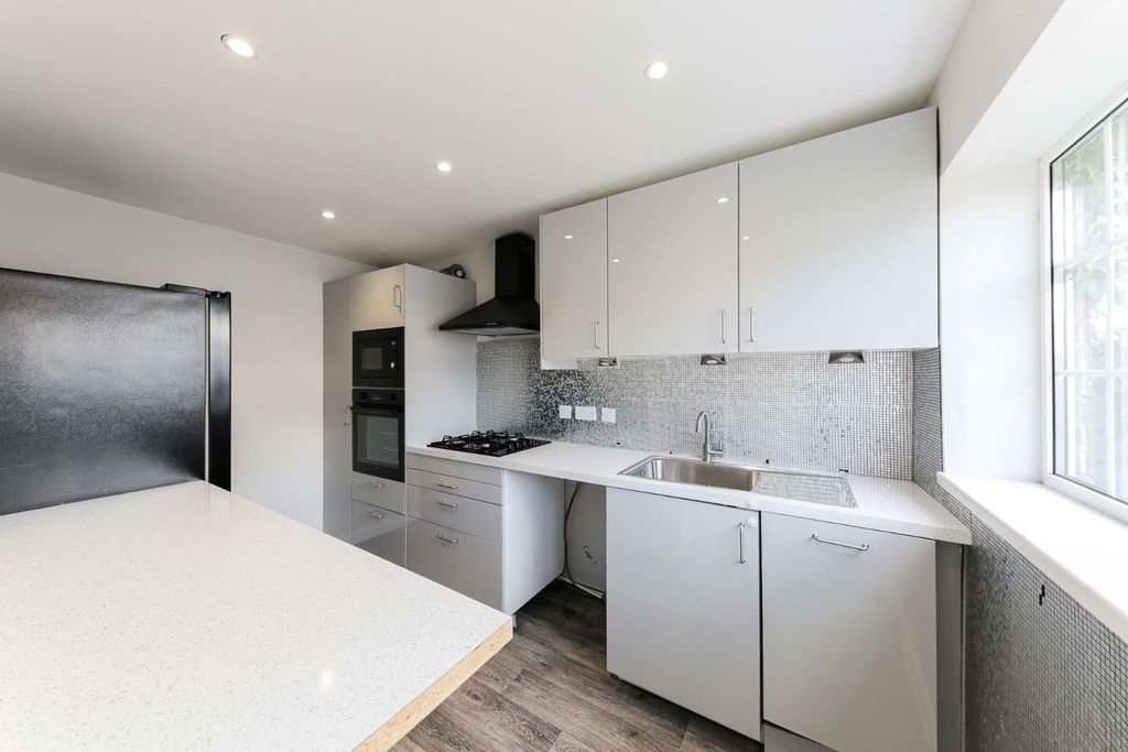 Property photo 3 of 16 Kitchen
