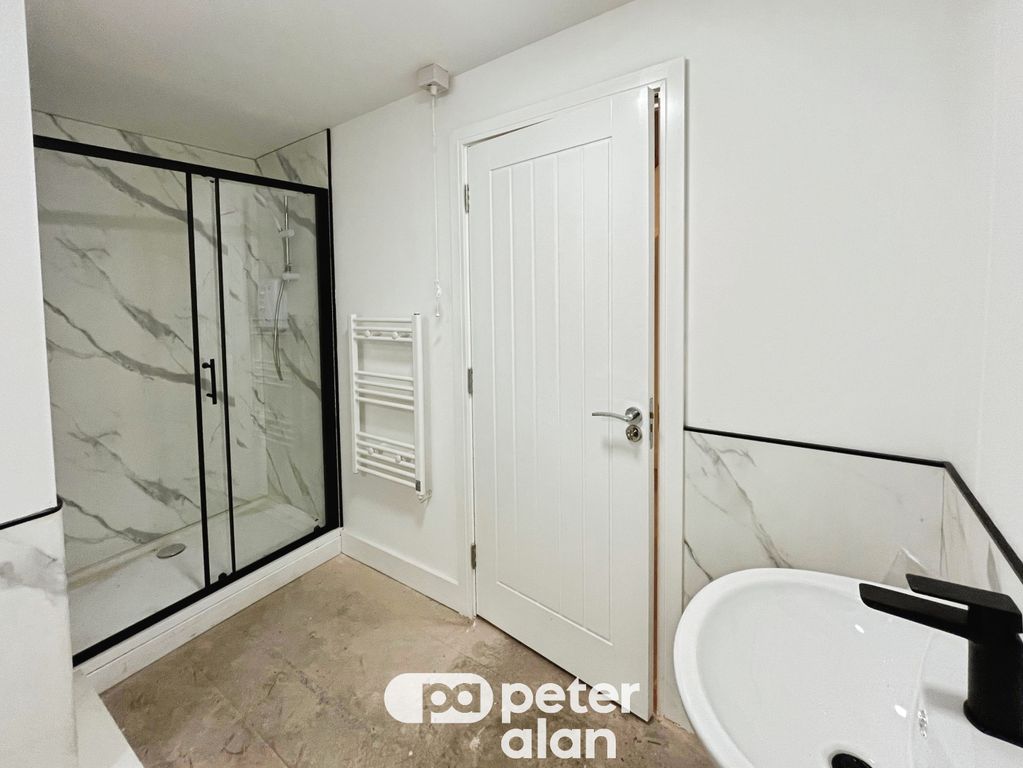 Property photo 3 of 10 Bathroom