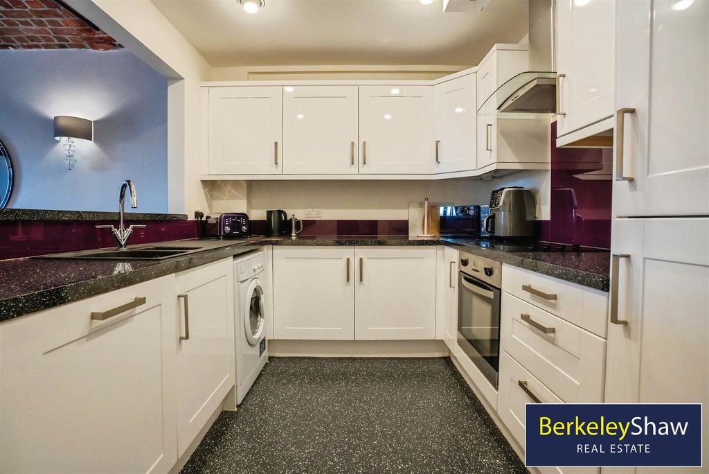 Property photo 3 of 19 Kitchen