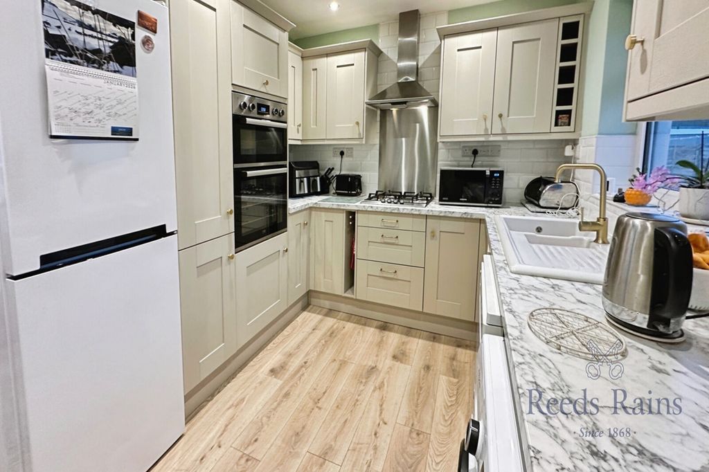 Property photo 3 of 18 Kitchen