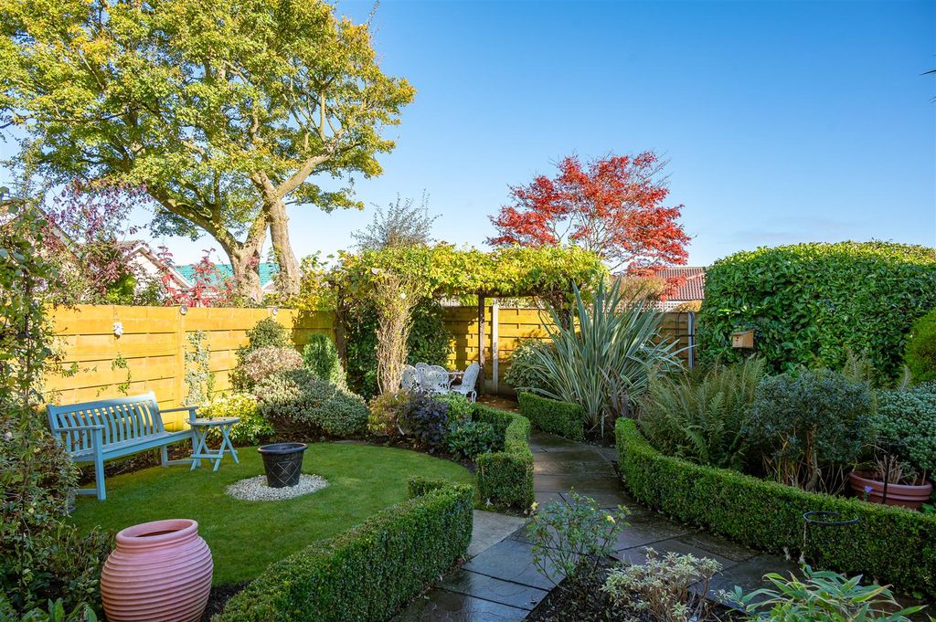 Property photo 3 of 23 Garden
