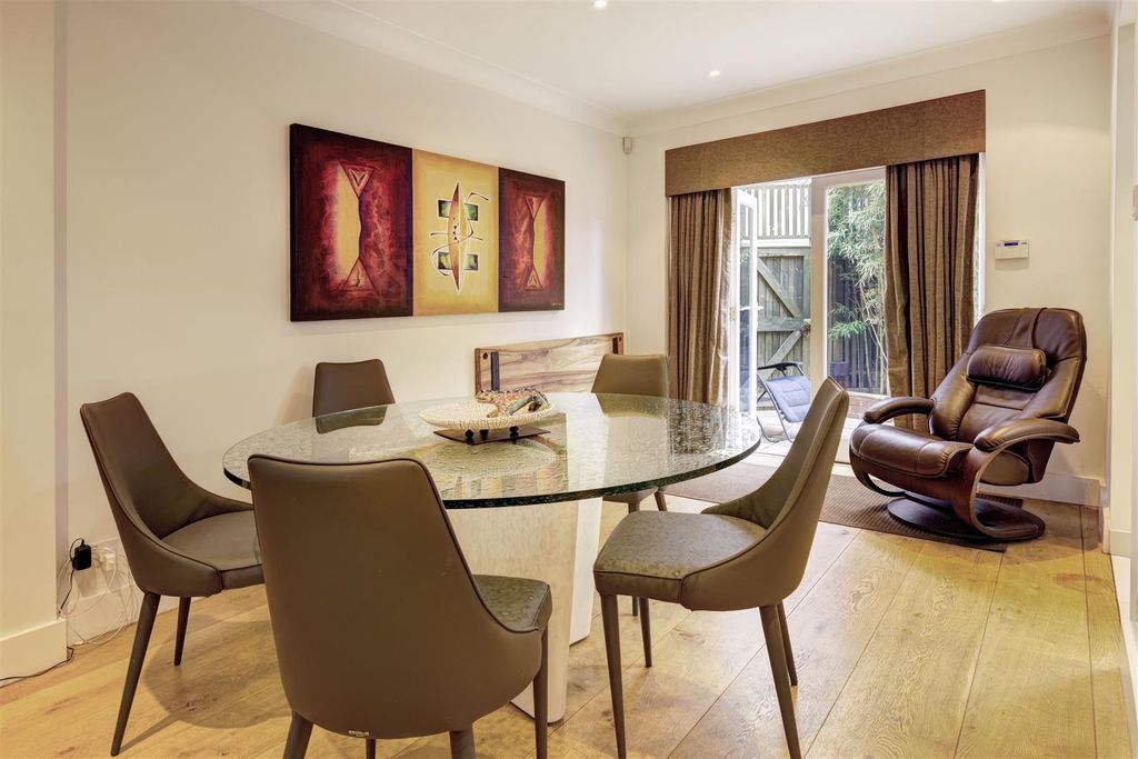 Property photo 3 of 16 D0398 5 The Village Nw3 Din1.Jpg