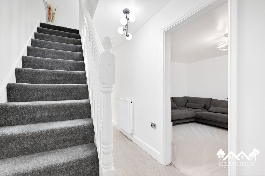 Property photo 3 of 34