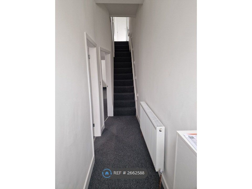 Property photo 2 of 17 Entrance Hallway