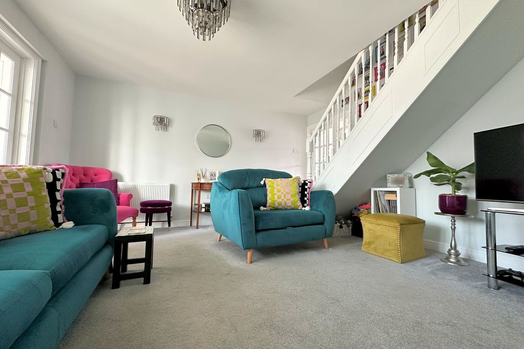 Property photo 3 of 21 Lounge