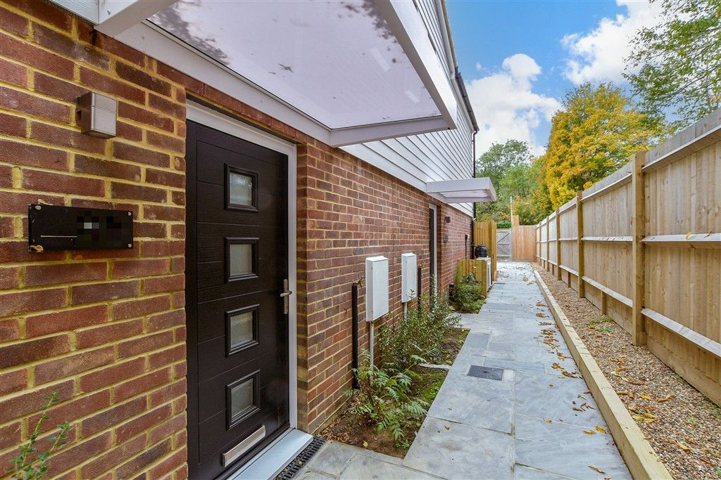 Property photo 3 of 11 H83O0 - External Feature