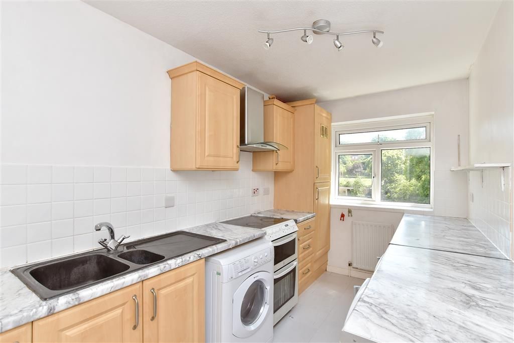 Property photo 3 of 11 Kitchen