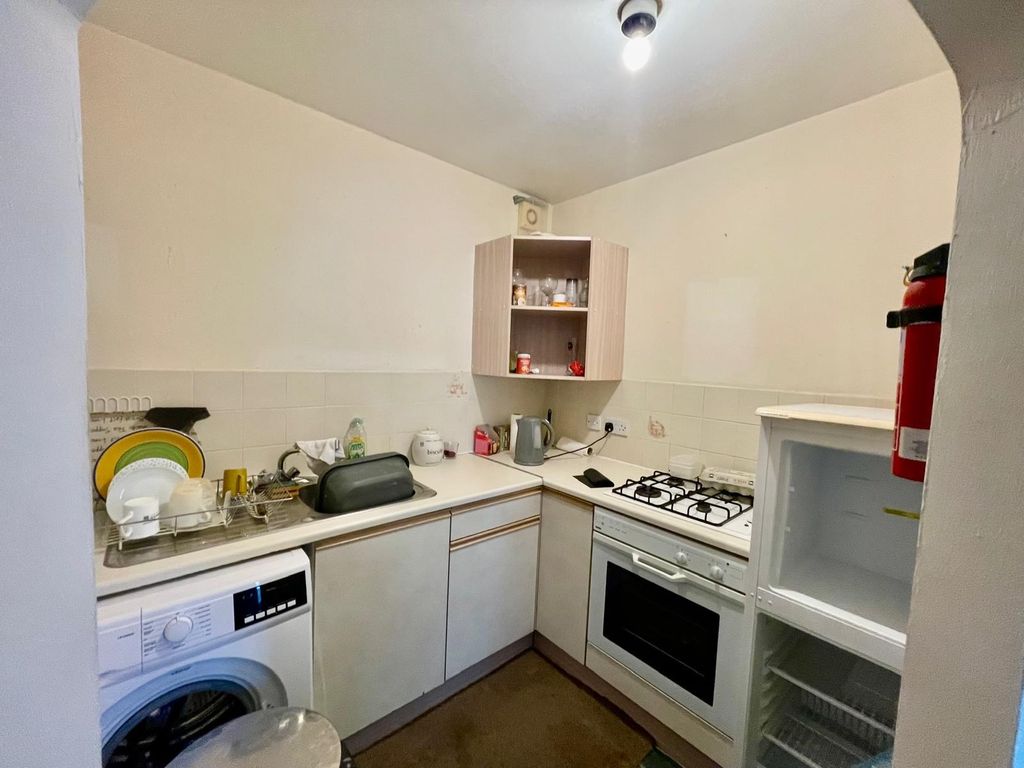 Property photo 1 of 8 1 Bedroom Semi Detached For Rent