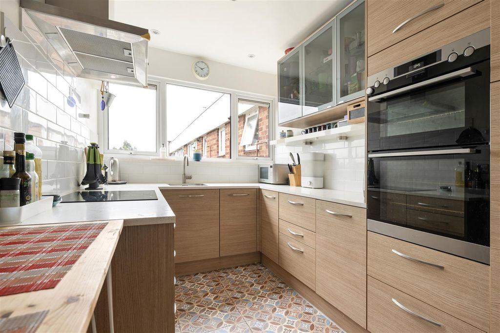 Property photo 3 of 27 Woodford Road, E18
