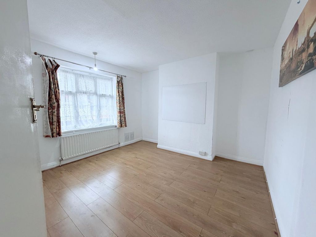 Property photo 1 of 6 Living Room