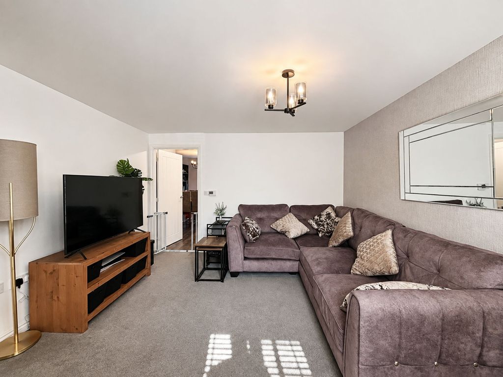Property photo 2 of 17 Lounge