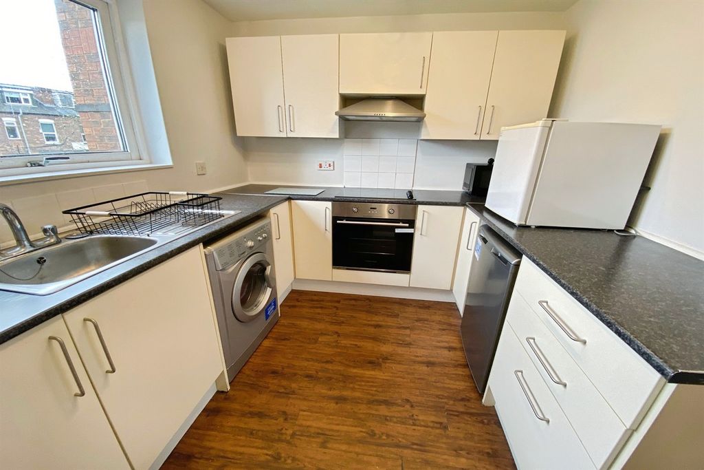 Property photo 3 of 10 Kitchen
