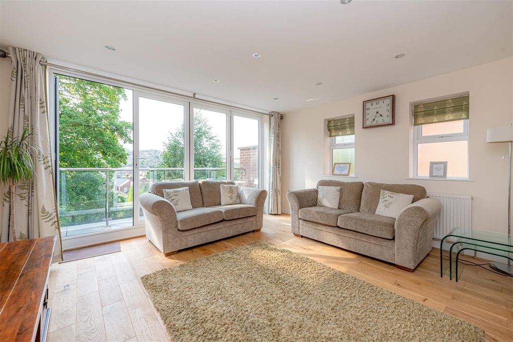 Property photo 3 of 20 Sitting Area