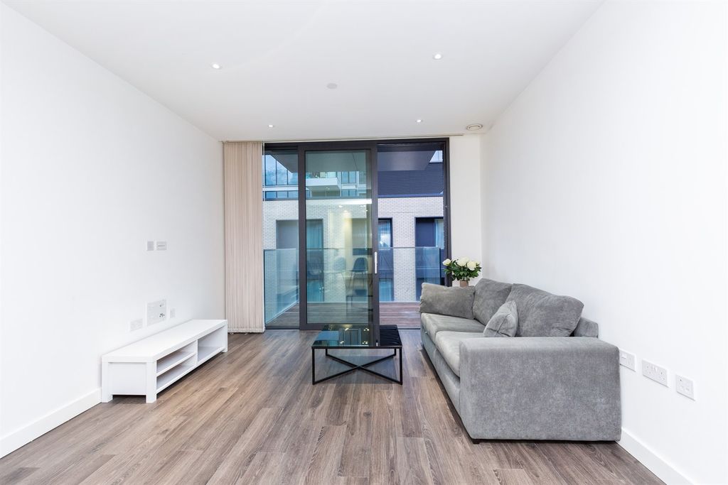 Property photo 3 of 15 Reception