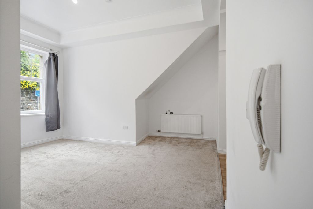 1 bed flat for saleCwrt Brenin, Pontypridd CF37 photo 4