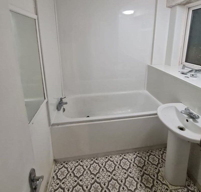 Property photo 3 of 9 Bathroom