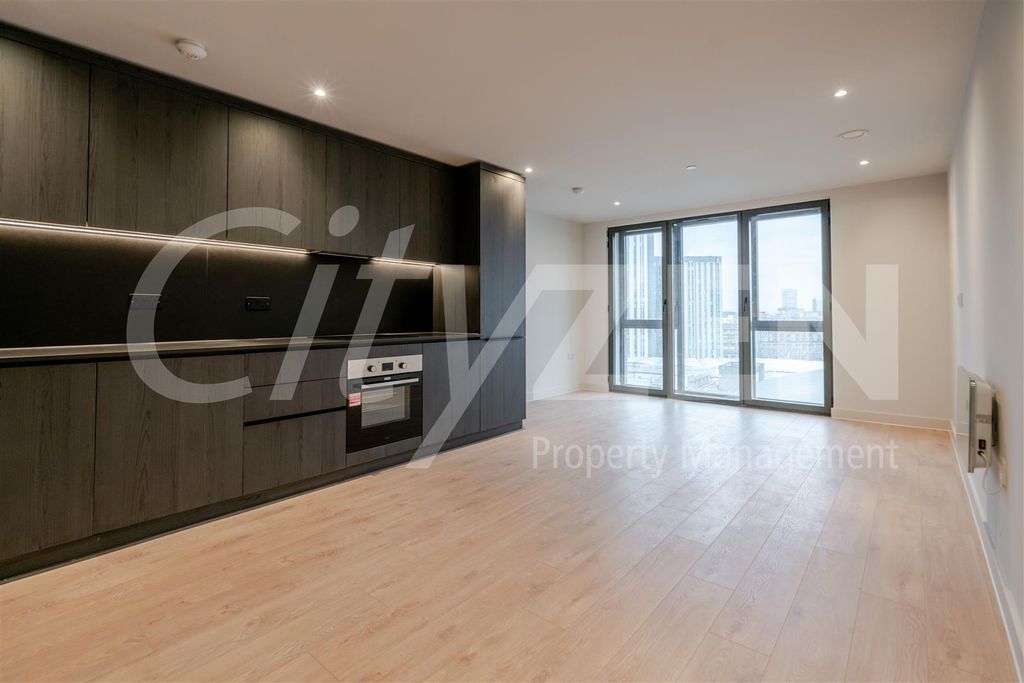 Property photo 3 of 18 Kitchen/Reception