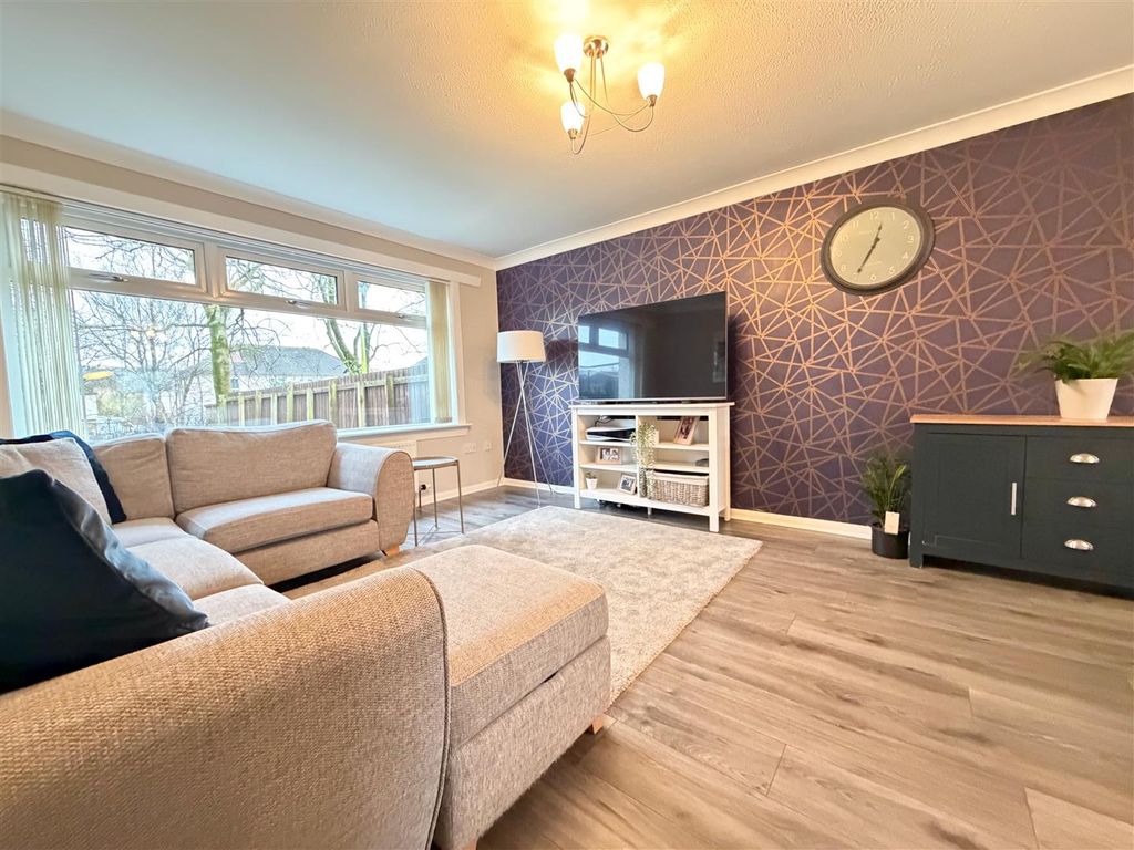 Property photo 3 of 14 Lounge