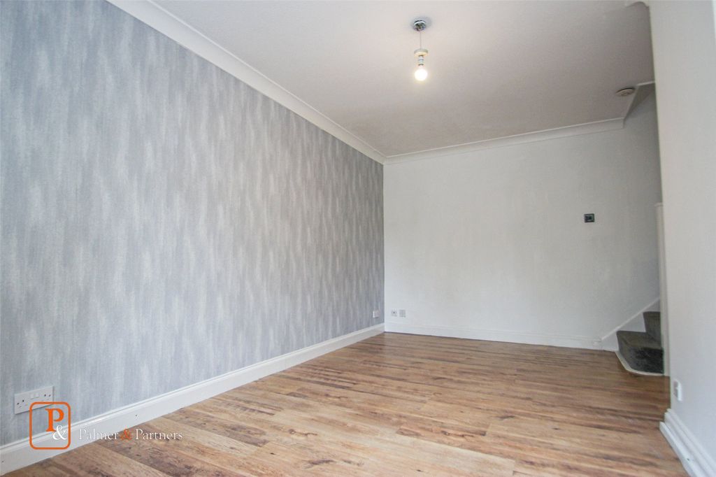 Property photo 3 of 7 Living Space
