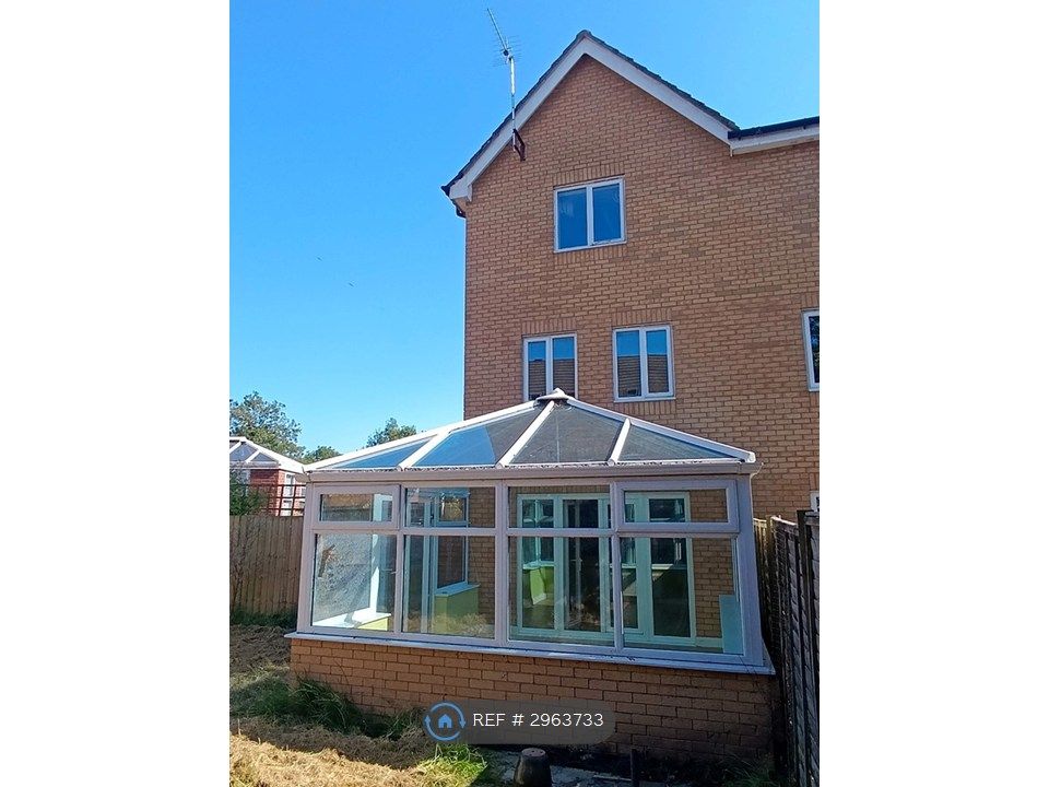 Property photo 2 of 28 Conservatory, Access To Spacious Garden, Rear Gate