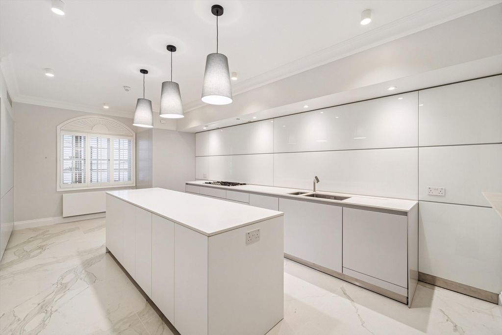 Property photo 3 of 34 Image