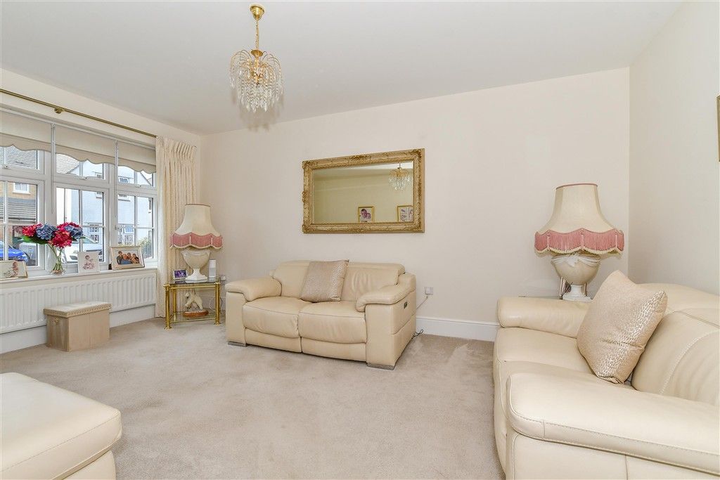 Property photo 1 of 12 Lounge