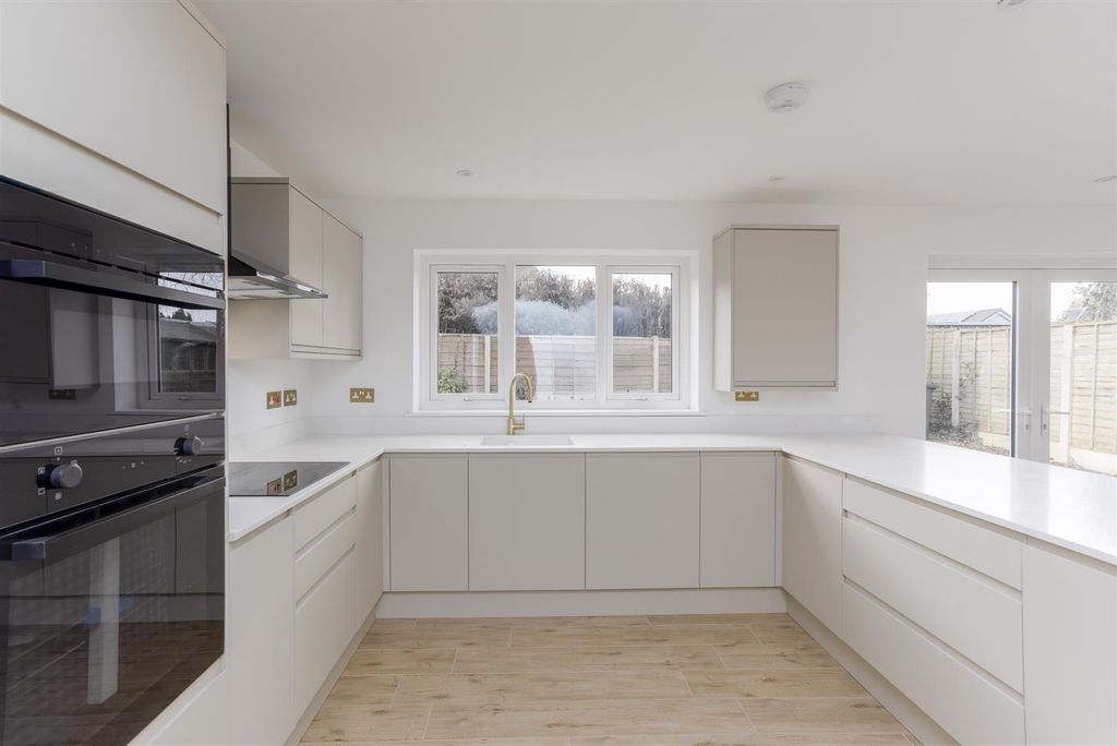 Property photo 2 of 34 15_Low_Garth_Road__23.Jpg