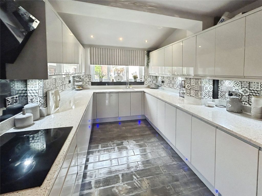 Property photo 3 of 18 Kitchen