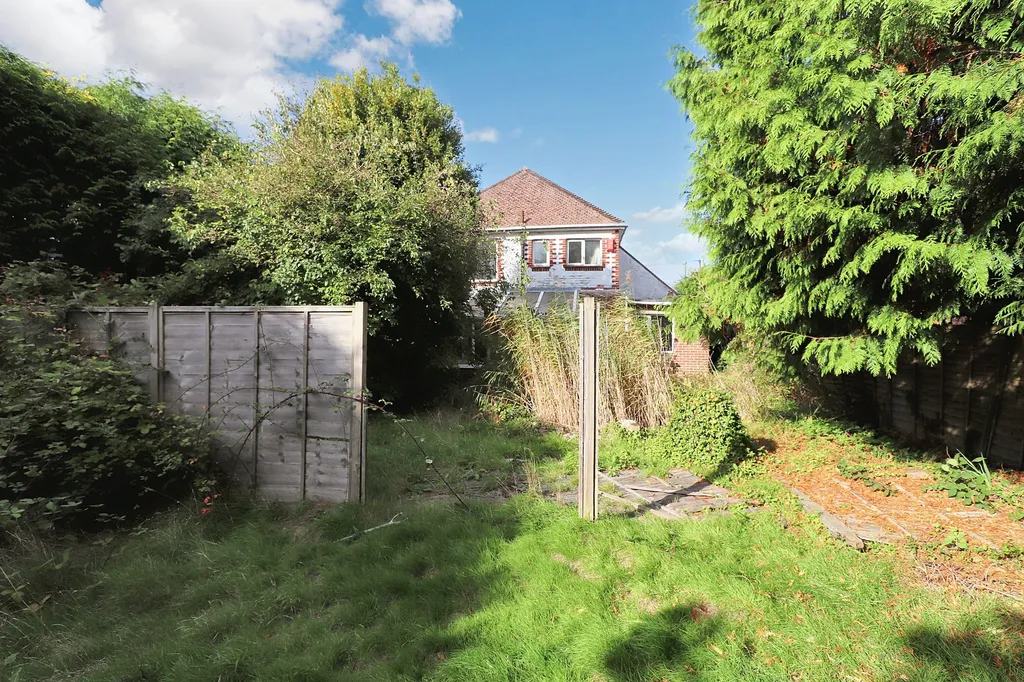 House in Eastleigh, West End - More