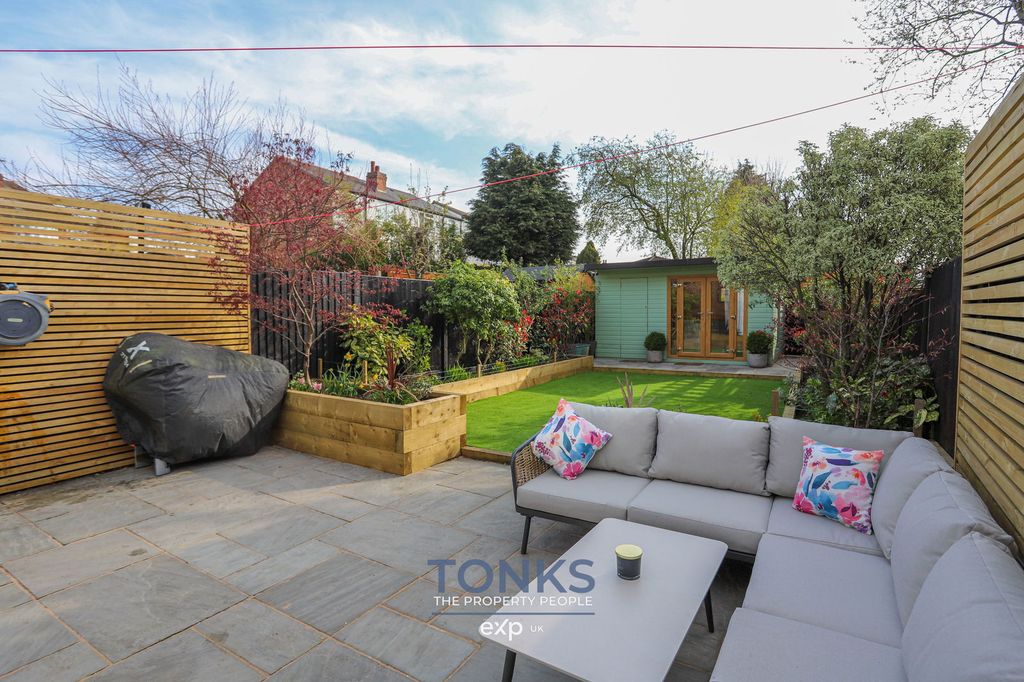 Property photo 2 of 33