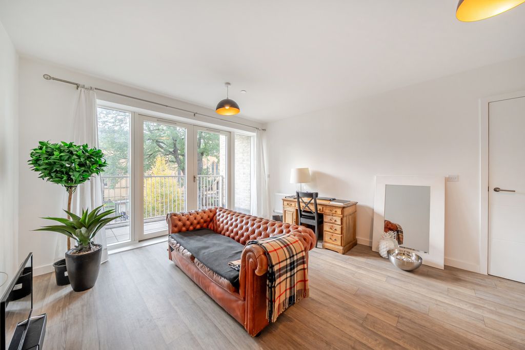 Property photo 2 of 18 Lounge