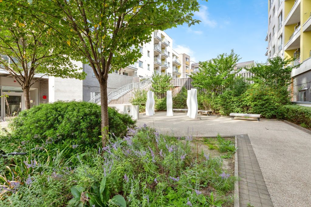 Property photo 3 of 16 Communal Gardens