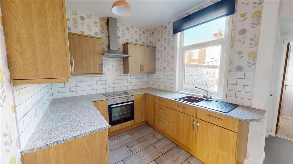 Property photo 3 of 9 Kitchen