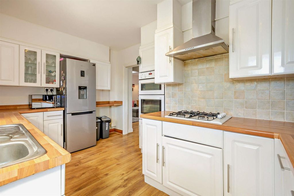 Property photo 2 of 18 Kitchen
