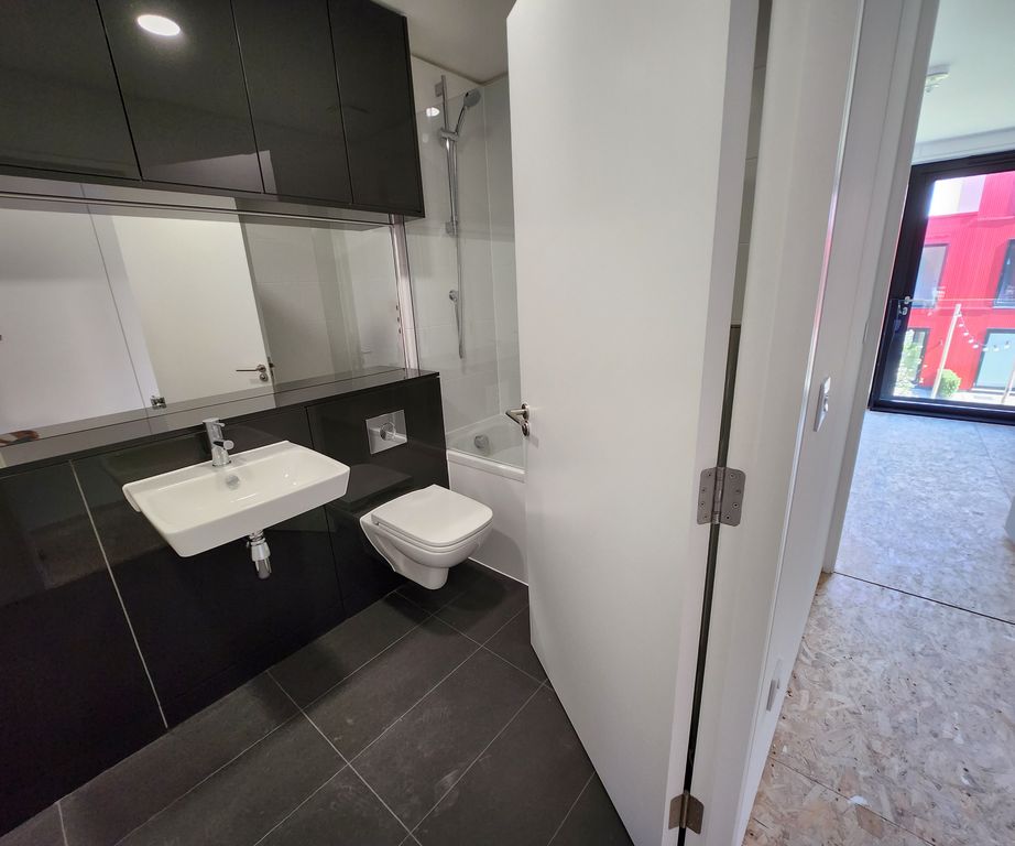 Property photo 3 of 10 Bathroom