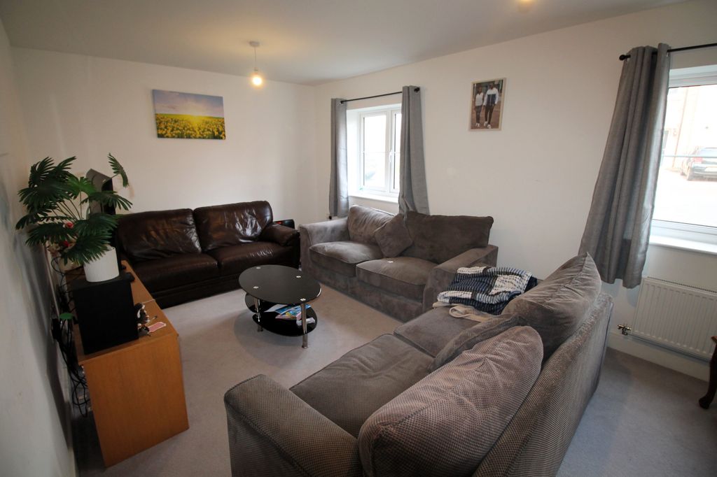 Property photo 3 of 13 Lounge