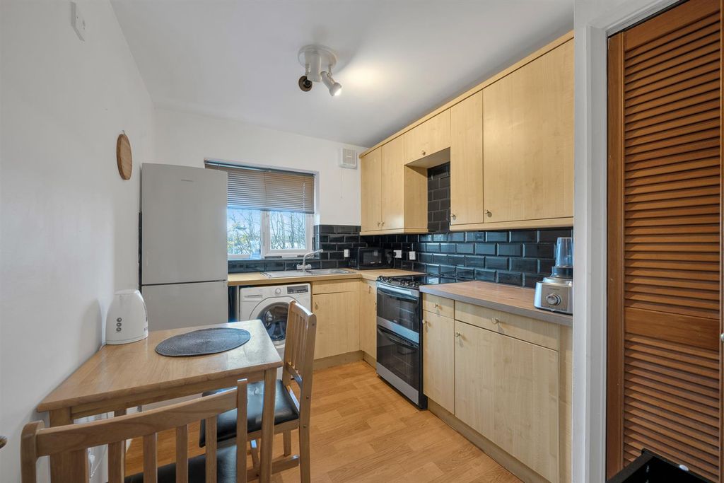 Property photo 3 of 8 Fitted Kitchen