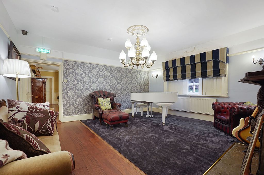 Property photo 3 of 37