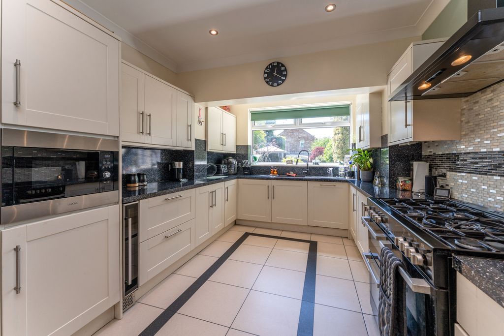 Property photo 2 of 22 827 Hertford Road, Enfield, En3 6Ug -30