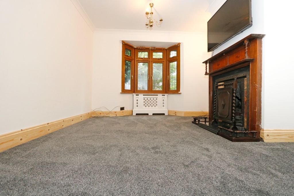 Property photo 2 of 17 4504702
