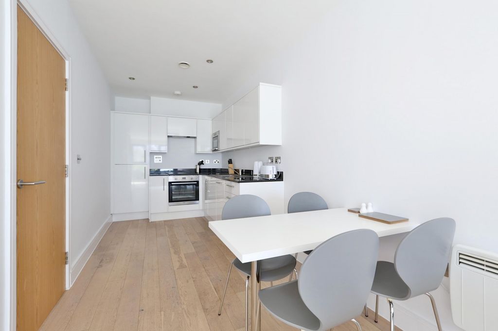 Property photo 3 of 11 Kitchen